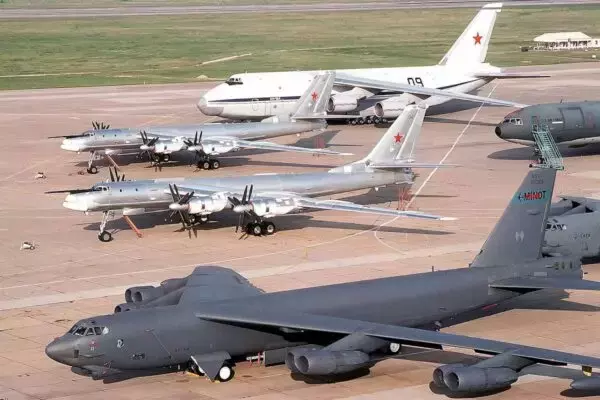 「墜落しても減らない」爆撃機の謎 “76機体制”を維持できる秘密が「航空機の墓場」にあった