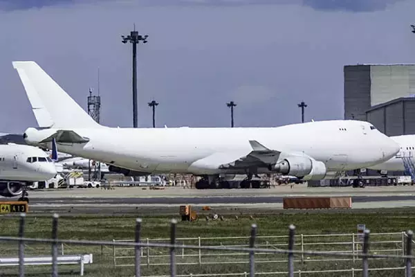 「飛行機の墓場」で眠るエンジンなしの「ジャンボ機」が離陸!？ 何が起きたのか…その様子が凄い