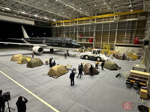 世界初？「空港の格納庫」に誕生した“動くサウナ小屋”… 離着陸の爆音聞きながら“昇天”する驚愕体験の内容とは