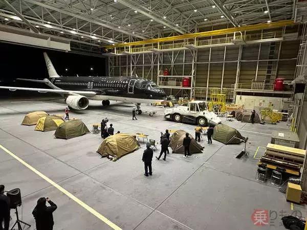 世界初？「空港の格納庫」に誕生した“動くサウナ小屋”… 離着陸の爆音聞きながら“昇天”する驚愕体験の内容とは