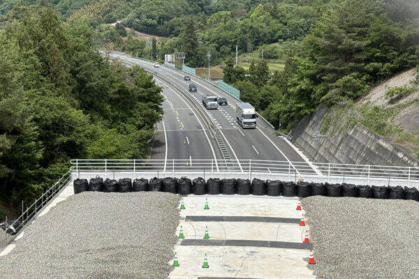 「逆走も落下物も地滑りもわかります」 高速道路会社の夢「リアルタイム全線監視システム」が画期的すぎた！ カメラも電源も不要 カギは“昔からあるケーブル”