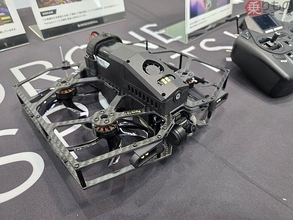 GPS無しでもピタッと静止！ 衛星いらずの「日の丸ドローン」驚きの技術は「国際レースで磨かれました」どういうこと？
