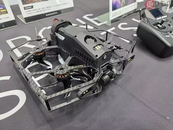 GPS無しでもピタッと静止！ 衛星いらずの「日の丸ドローン」驚きの技術は「国際レースで磨かれました」どういうこと？