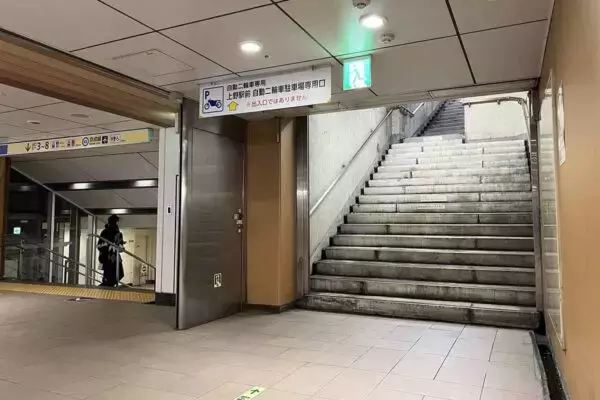 「上野駅「出入口ではない出入口」なぜできた？ もうすぐ100歳の「謎の階段」は歴史の生き証人だった」の画像