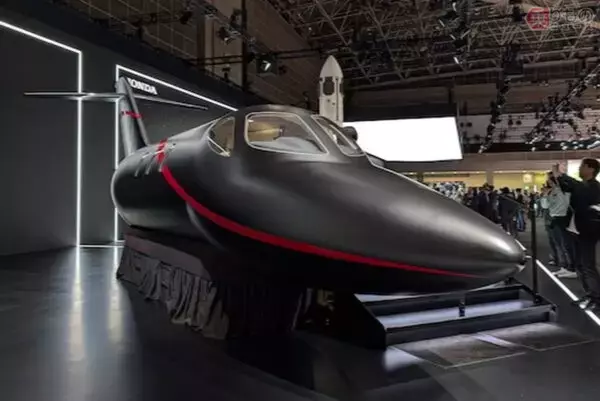 最新型「ホンダジェット」JMS2025に降臨！ 乗ったら思わず「狭っ!?」→実は“クラス最大級”の広さでした