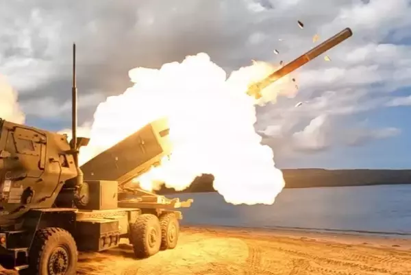「うわ、撃った!!」 米軍の“走る長距離砲”がフィリピンで実弾射撃 ド迫力の映像を公開