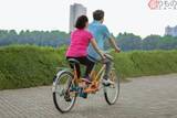 「大人2人乗りできる「タンデム自転車」なぜ公道OKに？ 最後の解禁は東京、では最初に走れるようにした意外な県とは」の画像1