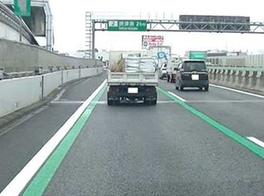 「あの線の意味は何？」高速道で「緑の実線」が増殖中！ 「踏んじゃダメ」「跨いで走って」の2種類が混在!?