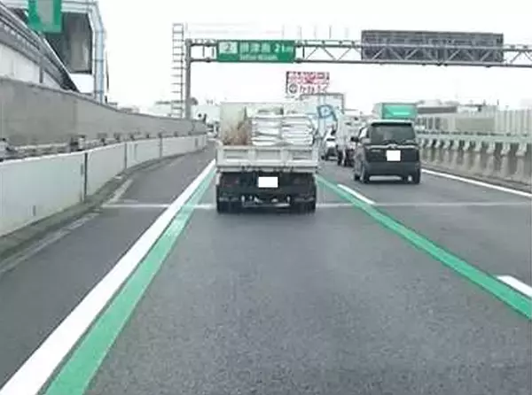 「あの線の意味は何？」高速道で「緑の実線」が増殖中！ 「踏んじゃダメ」「跨いで走って」の2種類が混在!?