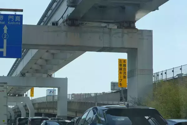 「「あの線の意味は何？」高速道で「緑の実線」が増殖中！ 「踏んじゃダメ」「跨いで走って」の2種類が混在!?」の画像