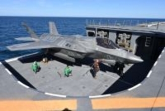 米空母は全部 “端っこ” なのに、なぜ海自「いずも」は違う？ 艦載機エレベーターの配置に隠された運用思想の違い