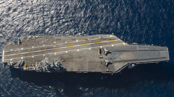米空母は全部 “端っこ” なのに、なぜ海自「いずも」は違う？ 艦載機エレベーターの配置に隠された運用思想の違い