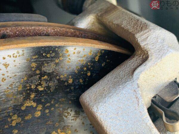 大雨でブレーキが「赤茶色」に!? 問題はない？ そのまま乗っても大丈夫なワケ でも時には“NGな場合”も