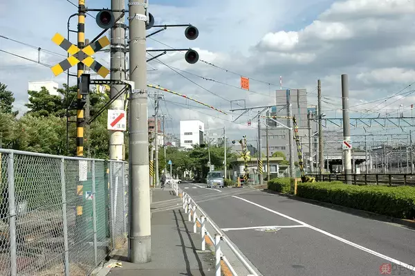 閉まっていたらむしろレア！ 東京“鉄道の街”ならではの単線踏切 通過列車も珍しい
