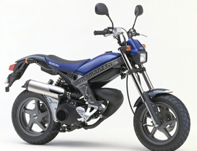 こ、これが「スクーター」だというのか!? 常識をバッサリ捨て去ったスズキの「類を見ない原チャリ」ストリートマジックのスゴさ