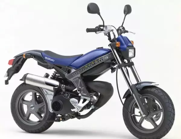 こ、これが「スクーター」だというのか!? 常識をバッサリ捨て去ったスズキの「類を見ない原チャリ」ストリートマジックのスゴさ