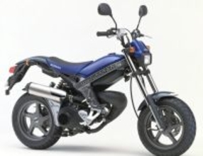 こ、これが「スクーター」だというのか!? 常識をバッサリ捨て去ったスズキの「類を見ない原チャリ」ストリートマジックのスゴさ