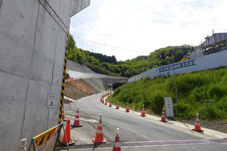 圏央道/新東名/東名むすぶ「29キロの大規模バイパス」最初のトンネルがついに貫通！ 渋滞だらけの現道を変える“夢の新道路”が実現へ一歩！ 厚木秦野道路
