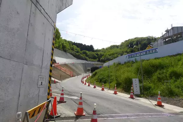 圏央道/新東名/東名むすぶ「29キロの大規模バイパス」最初のトンネルがついに貫通！ 渋滞だらけの現道を変える“夢の新道路”が実現へ一歩！ 厚木秦野道路