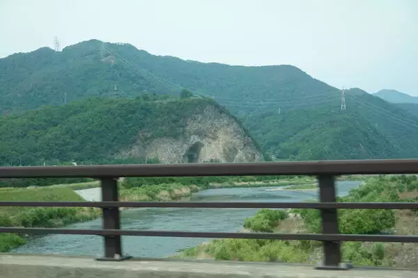 「全線できるまで何年かかる？ 日本一長い川沿い「約50kmの大規模バイパス」計画のいま（前編） 約16kmにかれこれ半世紀 どんな道路？」の画像