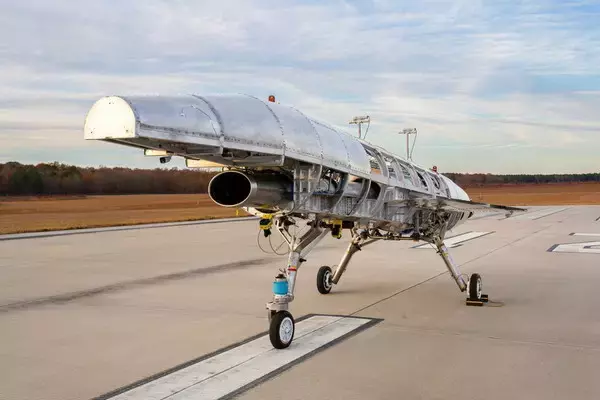 「「史上最速の飛行機」更新なるか アメリカでロールアウトした超速テスト機の全貌 NY―パリ＝あり得ないくらい早く!?」の画像