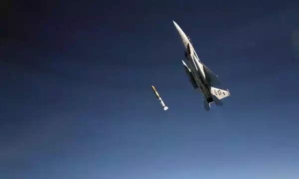 「東京上空から北京の敵機を撃墜できる!? 射程約2000km「米軍の未来のミサイル」が目指す“撃墜以外の目的” とは」の画像
