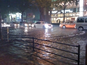 「豪雨で愛車が水没…保険は下りる？」車両保険がカギ！ 全損なら“免責なし” 絶対ダメなNG行動とは