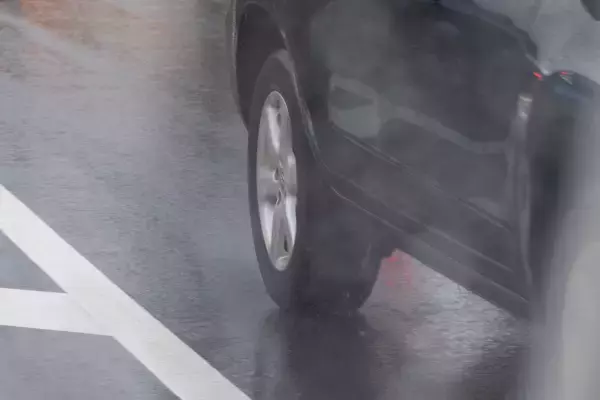 「GWまでスタッドレスタイヤなの？ どう考えても危険で不経済な理由 結局は手痛い出費に？」の画像