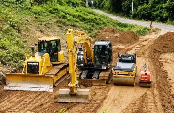 全国初「ショベルカー＋ブルドーザー＋ローラーの1台3役」建機で自動化施工！ 国交省が実演 地震で被災の高速道路