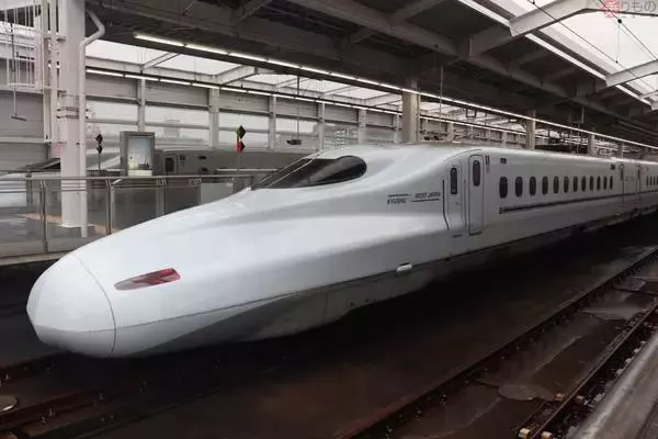 「N700系の座席」がペンケースやバッグに S編成の「濃菜種色」モケット生地使用