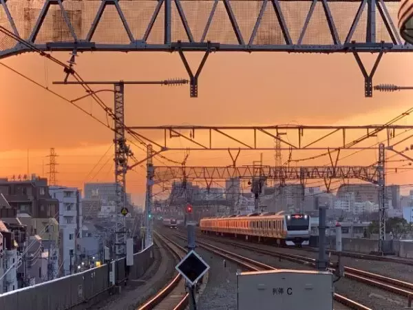 電車の「架線」は真っ直ぐじゃない!? なぜ“ジグザグ”に張るのか？ 意外かつ超合理的な理由とは