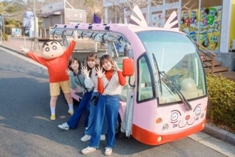 クレヨンしんちゃんの「幼稚園バス」リアル版に乗る!? 平日限定の特別ツアー開催へ