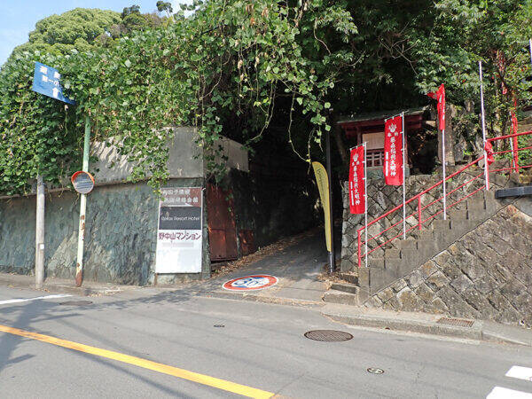 ナニコレ!? あまりにもヤバい「ヘアピン激坂トンネル」を実見 脅威の勾配 無数の擦り跡…どうしてこんな“力づくで通した道”が？