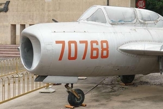 “ソ連製”じゃない!? 中国が独自に作った「ミグ戦闘機」の正体 なぜ本家にはない「複座型」が生まれたのか
