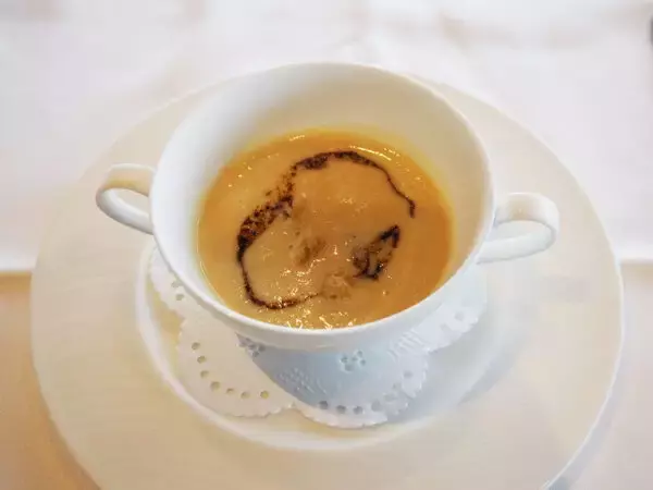 日本唯一「床が回る」360度トレインビュースポットがスゴい！ 1周90分、年に一度だけ“高速回転” 「このレストラン、乗りものだな」