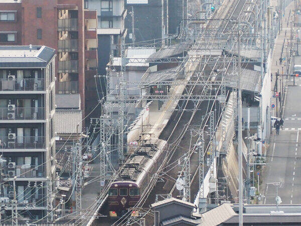 日本唯一「床が回る」360度トレインビュースポットがスゴい！ 1周90分、年に一度だけ“高速回転” 「このレストラン、乗りものだな」