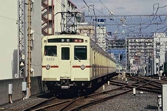 京王「夏の恒例企画」が復活！ 懐かしい駅風景がスタンプに 「七つのゾーンカラー」も再現