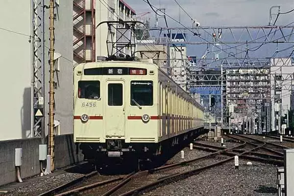 京王「夏の恒例企画」が復活！ 懐かしい駅風景がスタンプに 「七つのゾーンカラー」も再現