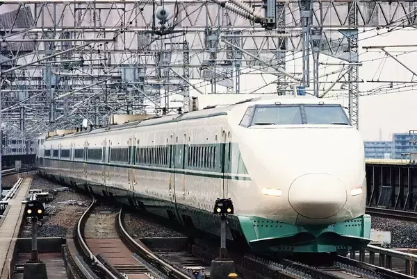 「白と緑の新幹線9年ぶり復活！ 東北・上越新幹線200系を振り返る 外も中も七変化」の画像