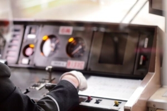 運転士が子どもに手を振るのはOK？難しい「安全」と「人間味」の線引き…規程にはない“沈黙のルール”とは