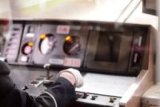 運転士が子どもに手を振るのはOK？難しい「安全」と「人間味」の線引き…規程にはない“沈黙のルール”とは