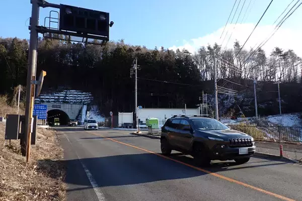 片道2回のチェーン脱着で「想像を絶する渋滞」 スキーブームの“苦行”だった関東の峠とは？ バイパス開通も皮肉な結果に