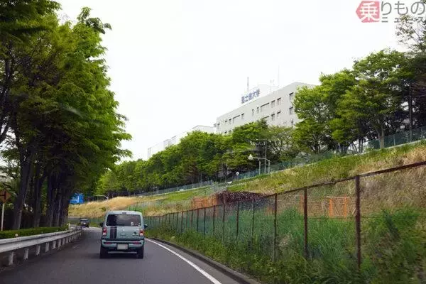 東京で最も「計画とかけ離れた姿で開通」した道路？ 巨大な道路空間がいよいよ変貌！ 一大ボトルネックの4車線化が進行中
