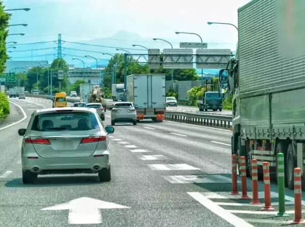 「あのトラック、邪魔だな…」←「この乗用車、イヤだな…」 トラックから見た“ヤメてほしい運転”とは？ 自転車・歩行者にも苦言