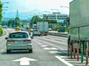 「あのトラック、邪魔だな…」←「この乗用車、イヤだな…」 トラックから見た“ヤメてほしい運転”とは？ 自転車・歩行者にも苦言