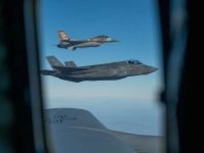 なぜ民間企業がF-16戦闘機を飛ばすのか？ “F-2級の性能”説も!? その驚異の全容とは