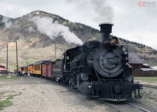 西部劇の雰囲気そのまま 全米屈指の人気SLがスゴイ 「ミカド」が走る“現役”路線72km