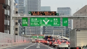 高速道路の「渋滞10km」の情報板、あれは手入力or自動？ 24時間情報を届ける「情報提供」驚きの仕組みと裏側