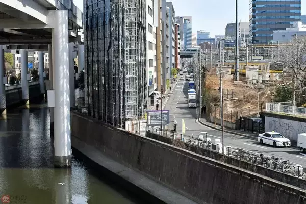 「JR中央線「都心の絶景区間」に挟まる“残念な車窓”のナゼ 水辺から離れる水道橋～飯田橋」の画像