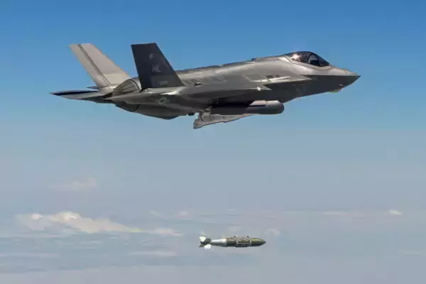 フツーの爆弾に“ターボジェット・エンジン”をくっつけて500kmぶっ飛ばす！ これぞコスパ最強兵器 さらに進化!?
